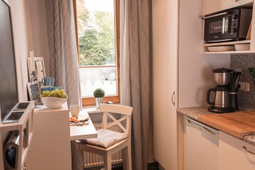 Die Küche bietet genügend Stauraum, alle gängigen elektronischen Geräte sowie genügend Arbeitsfläche zum Kochen und Essen, treu dem Motto: klein aber fein!