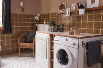 Im Badezimmer befindet sich neben den üblichen Dingen auch eine Waschmaschine sowie ein Wäschetrockner.